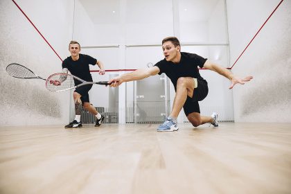 Dupla jogando squash