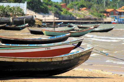 Barcos em praia do nordeste brasileiro
