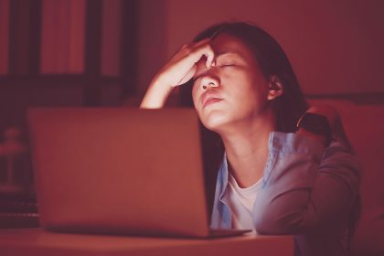 Mulher sentada em frente a um computador