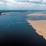Encontro das águas dos rios Negro e Solimões em Manaus (AM).